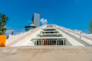 Pyramida v Tiraně - poznávací zájezdy do Albánie