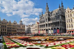 Květinový koberec v Bruselu na náměstí Grand Place (Belgie)