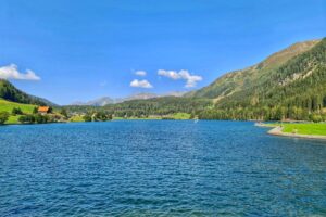 Jezero v Davosu - cyklistické zájezdy do Švýcarska