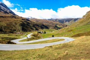 Silnice ze sedla Julierpass - cyklistické zájezdy do Švýcarska