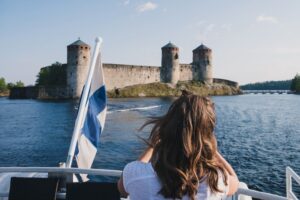 Jezero u hradu Olavinlinna ve městě Savonlinna - poznávací zájezdy do Finska