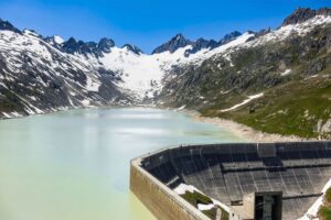 Přehrada Oberaarsee u sedla Grimsel Pass - zájezdy s pěší turistikou ve Švýcarsku