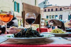 Jídlo v italské restauraci - poznávací zájezd k jezerům Como a Lugano