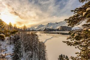 Zasněžené údolí Engadin - lyžování ve Švýcarsku