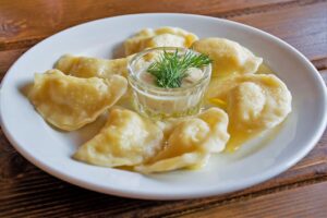 Polské speciality - pierogi se zakysanou smetanou