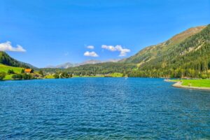 Jezero u Davosu - pěší turistika ve Švýcarsku