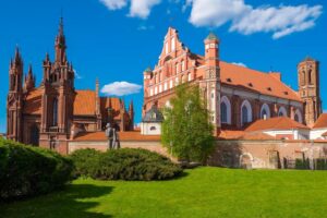 Kostel svaté Anny a přilehlý kostel svatých Františka a Bernarda - návštěva Vilniusu v Litvě