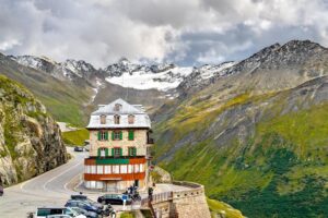 Hotel Belvedere na silnici přes Furka Pass - cestování po švýcarských horách